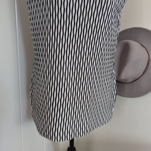 Misook S Black White Top Quiet Luxury Minimalist Career Work Wear Coastal - Picture 4 of 9